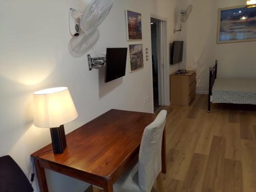 Seafront Apartment - Sleeps 13 - Parking - Balcony