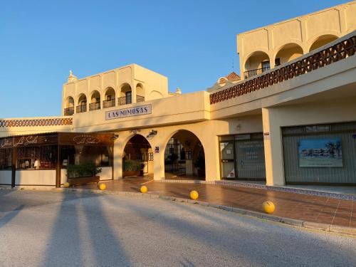 un gran edificio con una calle delante en Apartamento Las Mimosas Beach 2, en La Cala de Mijas