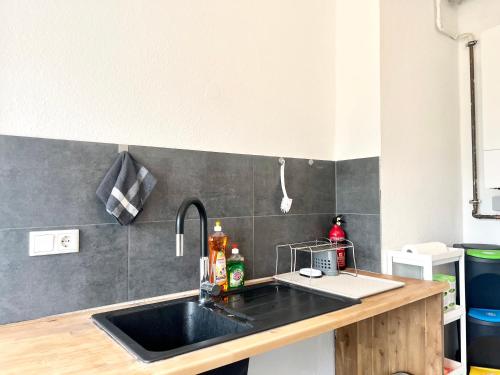 eine Küche mit einer Spüle und einer Arbeitsplatte in der Unterkunft Helle, gemütliche Ferienwohnung in Bremerhaven in Bremerhaven