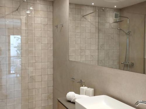 Ένα μπάνιο στο Sitges Spaces Bonaire Beach Condo