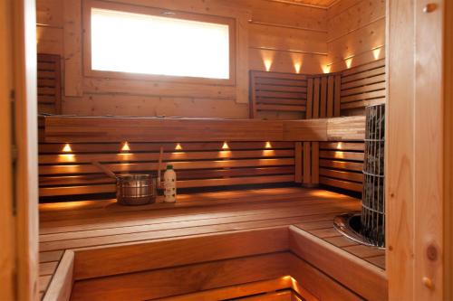 d'un sauna lambrissé et d'une fenêtre. dans l'établissement Villa Valmuska, à Mikkeli