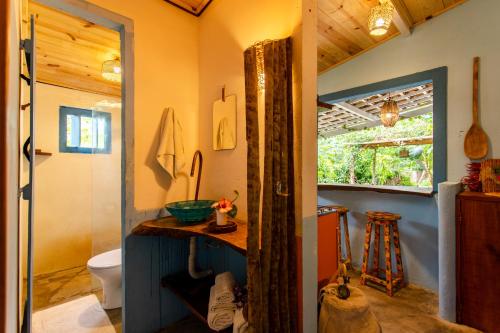 een badkamer met een wastafel en een toilet in een kamer bij Casa PROX AO MAR - Icaraizinho de Amontada in Amontada