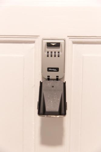 a paper towel dispenser hanging on a door at Auguste, La Romaine et My César - Location Saverne in Saverne