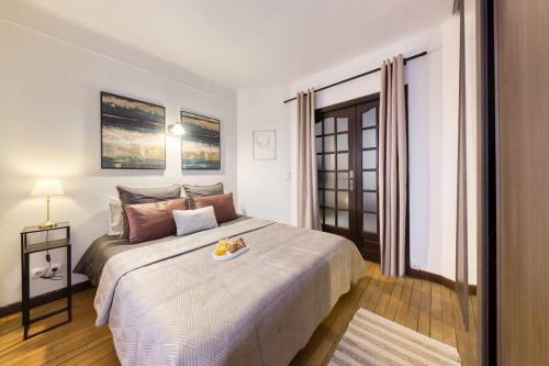 A bed or beds in a room at Le versaillais Gare/Château/Wifi/Netflix