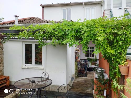 un patio con una mesa frente a una casa en inBraga Hostel, en Braga