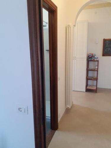 a hallway with a mirror and a door to a room at Bressa de Ma affittacamere, room & breakfast in Pietra Ligure