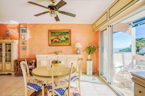 d'une salle à manger avec une table et un ventilateur de plafond. dans l'établissement A6- 2 BDR Incredible Sea View - AC, Garage & Terrace, à Antibes