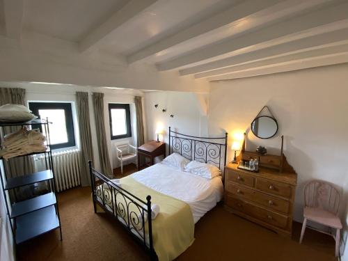 1 dormitorio con 1 cama y vestidor con espejo en Domaine Du Tafiart, en Sarron