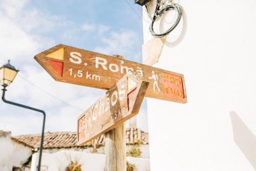 a street sign on a pole next to a building at Casa Martins Country Apartment No5 in Freiria