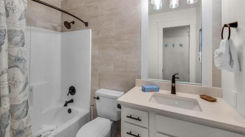 Beachside Condo 21 في شاطئ سانتا روزا: حمام مع حوض ومرحاض ودش