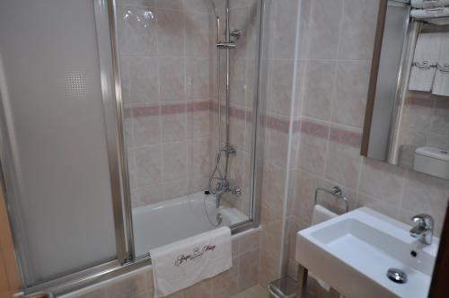 a bathroom with a shower and a sink at Playa Home Helgueras con acceso a Spa (AguaMarinaSpa) in Noja