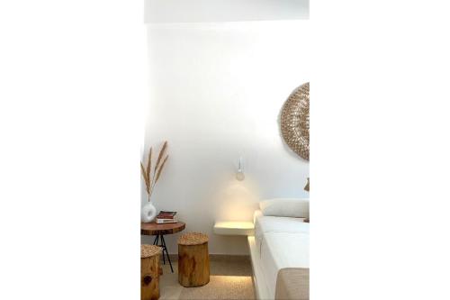 uma sala de estar com uma cama e uma mesa em Cal Day Rooms Santorini em Perissa