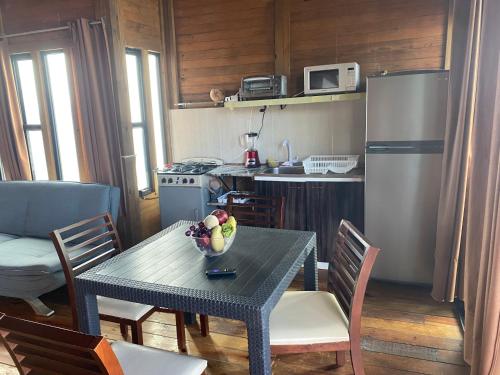 uma pequena cozinha com uma mesa e um frigorífico em CASA PARAISO em Puerto Morelos