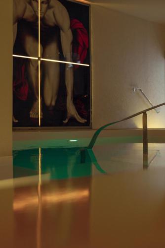 a reflection of a man sitting in a window at La Pampa Relais & Spa in Melizzano
