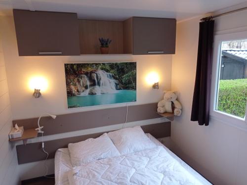 a bedroom with a bed and a tv on the wall at Entre Terre et Mer, Bruges, Ostende in Jabbeke