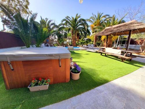 a garden with a hot tub and a picnic table at Villa Tore in Quartu SantʼElena