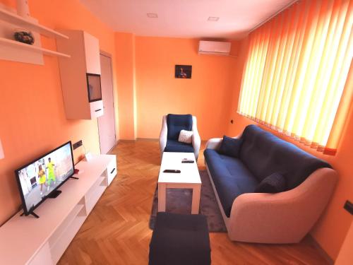 sala de estar con sofá y TV en Апартамент за нощувка, център!, en Stara Zagora