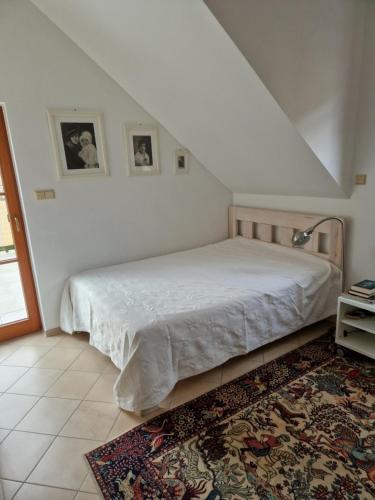 - une chambre avec un lit et un tapis dans l'établissement Siedem C, à Pobierowo