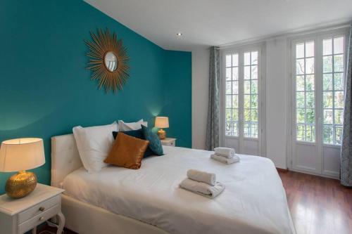 尼斯的住宿－L7 Suite 5mins walk Old town 3 rooms AC Wifi，卧室配有白色大床和蓝色的墙壁