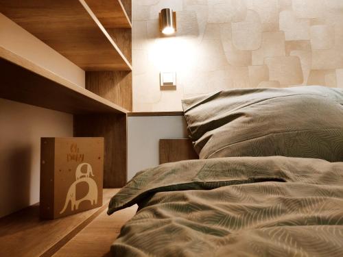 1 dormitorio con cama y estante para libros en F27 Ferenc Apartment, en Budapest