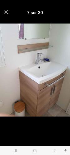 une salle de bain avec un lavabo et des toilettes dans l'établissement Siblu village, à Valras-Plage