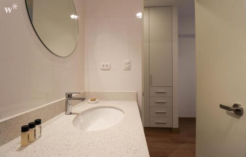 La salle de bains est pourvue d'un lavabo et d'un miroir. dans l'établissement Picturesque 2BR in Miraflores, à Lima
