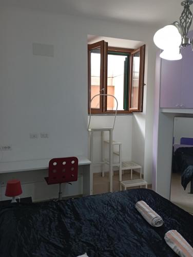 um quarto com uma cama, uma secretária e uma janela em Pigneto House em Roma