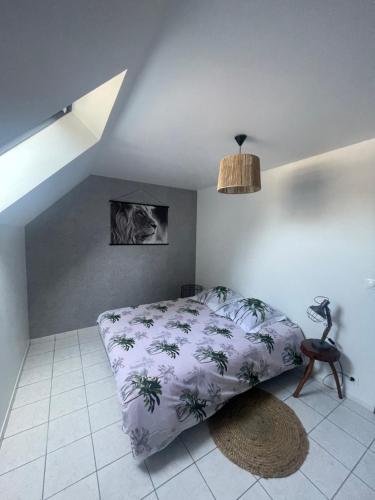 a bedroom with a bed with a pineapple bedspread at L’escale proche château de chantilly in Précy-sur-Oise