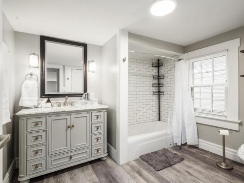 biała łazienka z umywalką i prysznicem w obiekcie Blenkner Bungalowgvillagepetsok w mieście Columbus