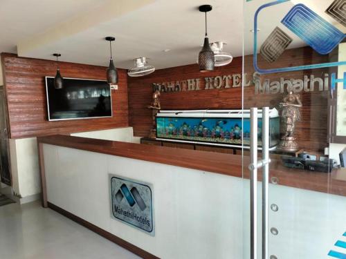um bar num restaurante com um aquário em Mahathi Residency 