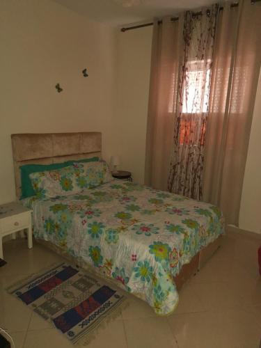 una camera con letto e finestra di Nawal Tigumi ad Agadir