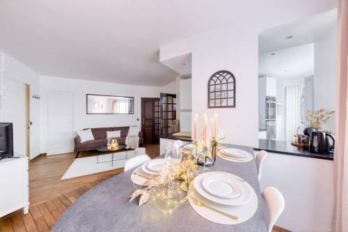 une cuisine et un salon avec une table et des chaises dans l'établissement Le versaillais Gare/Château/Wifi/Netflix, à Versailles