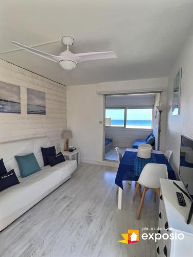 un salon avec un canapé et une table dans l'établissement LA CABANE DE LA MER, à Leucate