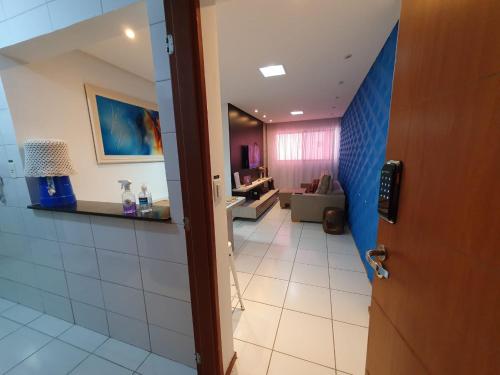 una puerta abierta a una habitación con sala de estar en Apartamento Ponta Verde-Pajuçara - Edf-Soho 2 Quartos - Castelo B Temporada, en Maceió