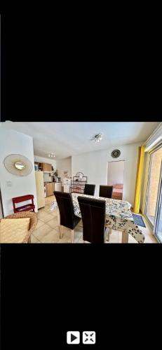 un salon avec une table et des chaises de salle à manger dans l'établissement Appartement piscine 500m de la plage vue montagne, à Moriani-Plage