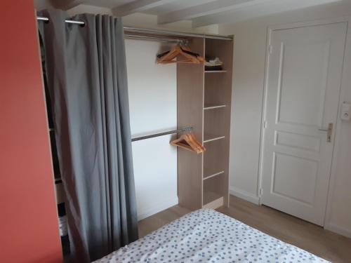 Un pat sau paturi într-o cameră la Charmant petit T2 à proximité de Quimper