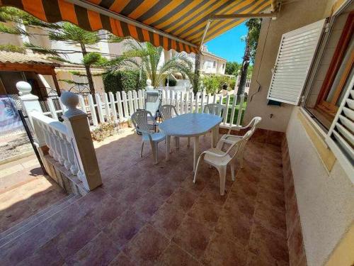 un patio con mesa y sillas en un porche en Bungalow Manuel 217, en Gran Alacant