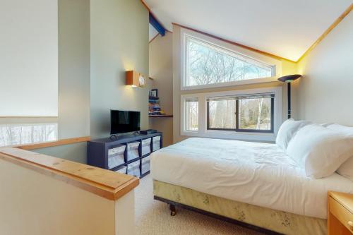 Un dormitorio con una cama grande y una ventana en The Mountain Escape, en Lincoln