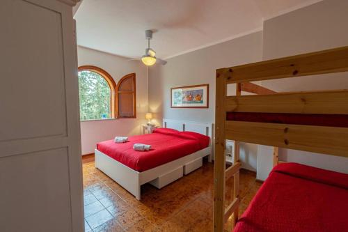 um quarto com 2 camas e um beliche em 2-Casa sul mare con piscina vicino Cefalù em Campofelice di Roccella
