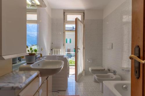 bagno con 2 lavandini, vasca e servizi igienici di Casa Agnese, Levico Terme - Ospitar a Levico Terme