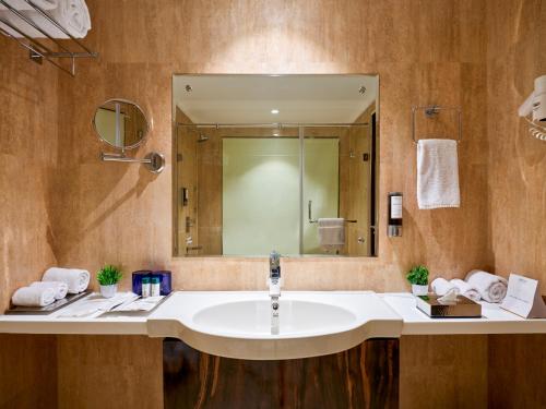 uma casa de banho com um lavatório e um espelho em Fortune Park, Katra - Member ITC's Hotel Group em Katra