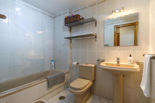 Koupelna v ubytování Apartamento con piscina y parking - Playa San Juan