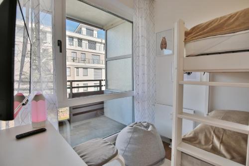 ein kleines Zimmer mit einem Etagenbett und einem Fenster in der Unterkunft Residenz am Hang Residenz am Hang Appartement 311 in Scharbeutz