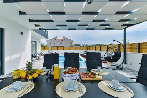 Luxury Villa JoMaNI with heated pool