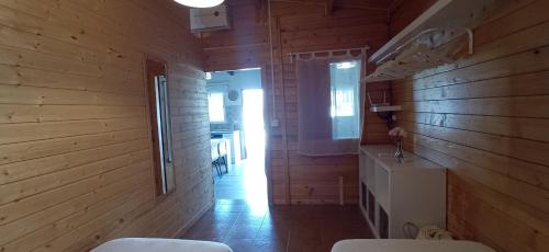 奇克拉納－德拉弗龍特拉的住宿－Casa La Cabaña，小木屋的走廊,配有桌椅