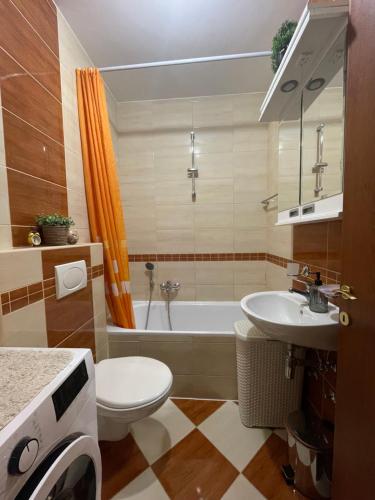 une salle de bain avec une baignoire, des toilettes et un lavabo dans l'établissement Apartman Oaza, à Novi Sad