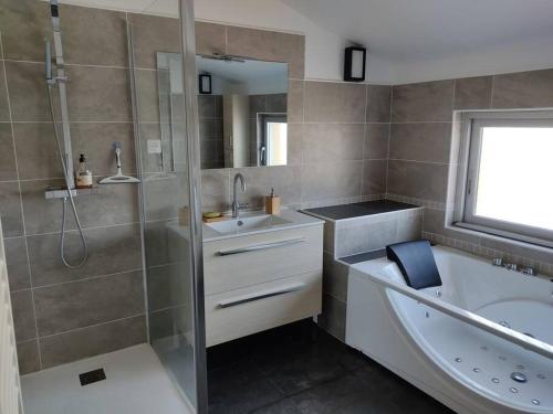 une salle de bain avec une douche, un lavabo et une baignoire dans l'établissement Magnifique vue mer La terrasse de Poséidon, au Cap d'Agde
