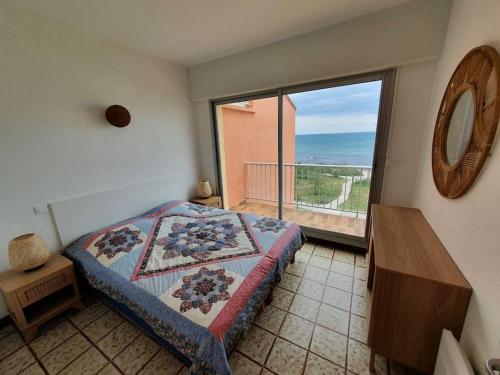 une chambre avec un lit et une grande fenêtre dans l'établissement Magnifique vue mer La terrasse de Poséidon, au Cap d'Agde