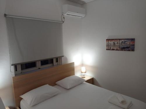 - une chambre avec un lit blanc et 2 oreillers blancs dans l'établissement Alex apartment, à Saranda