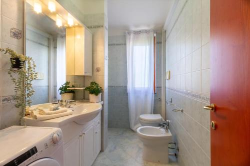uma casa de banho com um WC, um lavatório e um WC. em Trivano Villasimius em Villasimius